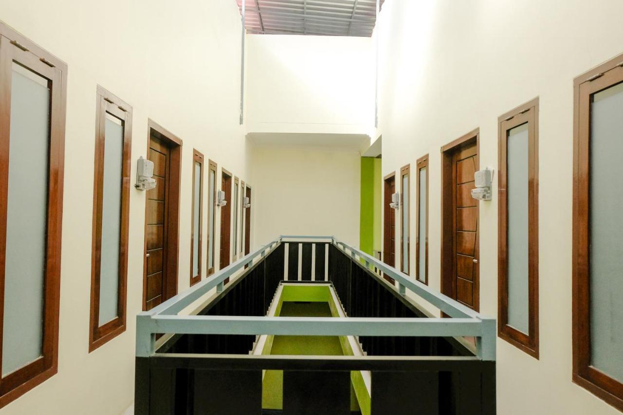 Zulfina Homestay Syariah Mitra Reddoorz Banyuwangi  Extérieur photo